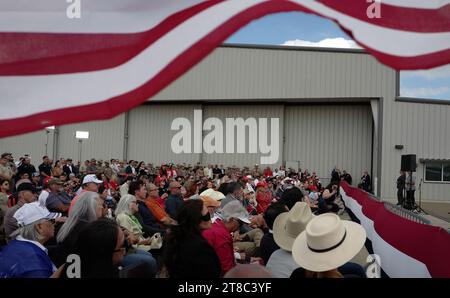 Edinburg, TX, USA. November 2023. Die Menge wartet auf Greg Abbott und DONALD TRUMP (nicht gezeigt) am South Texas International Airport Sonntag, den 19. November 2023 in Edinburg, Texas. Quelle: ZUMA Press, Inc./Alamy Live News Stockfoto