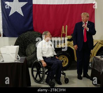 Edinburg, TX, USA. November 2023. Der ehemalige Präsident DONALD TRUMP kommt an der Grenze in Südtexas am South Texas International Airport in Edinburg an, als er mit dem Gouverneur von Texas GREG ABBOTT, L, zu Besuch kommt und kurz den Staatstruppen dient, die bei der Operation Lone Star Grenzschutzanstrengungen dienen. Quelle: ZUMA Press, Inc./Alamy Live News Stockfoto
