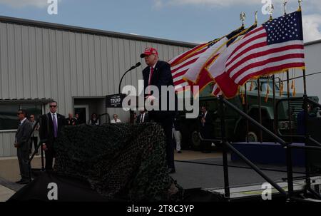 Edinburg, TX, USA. November 2023. Der ehemalige Präsident DONALD TRUMP kommt an der Grenze in Südtexas am South Texas International Airport in Edinburg an, als er mit dem Gouverneur von Texas einen Besuch abstattet und kurzzeitig den Staatstruppen dient, die bei der Operation Lone Star Border Security Anstrengung dienen. Quelle: ZUMA Press, Inc./Alamy Live News Stockfoto