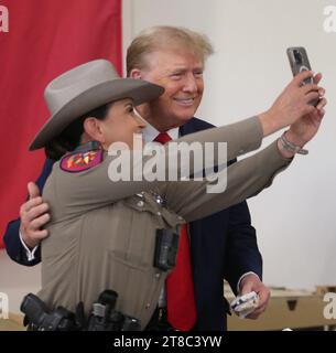 Edinburg, TX, USA. November 2023. Der ehemalige Präsident DONALD TRUMP macht am Sonntag, 19. November 2023 in Edinburg, Texas, ein Selfie mit einem texanischen DPS-Trooper. Quelle: ZUMA Press, Inc./Alamy Live News Stockfoto
