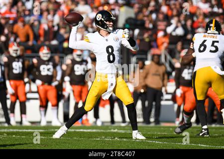 Cleveland, Ohio, USA. November 2023. 19. November 2023 Pittsburgh Steelers Quarterback Kenny Pickett (8) warf während Pittsburgh Steelers gegen Cleveland Browns in Cleveland, OH. Jake Mysliwczyk/AMG Media (Kreditbild: © Jake Mysliwczyk/BMR via ZUMA Press Wire) NUR ZUR REDAKTIONELLEN VERWENDUNG! Nicht für kommerzielle ZWECKE! Quelle: ZUMA Press, Inc./Alamy Live News Stockfoto