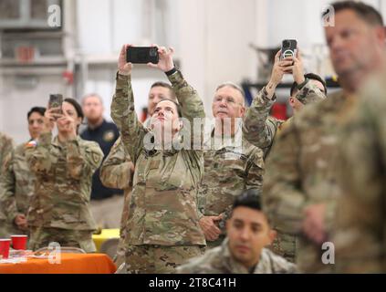 Edinburg, TX, USA. November 2023. Die Nationalgarde fotografiert den ehemaligen Präsidenten DONALD TRUMP (nicht gezeigt) während eines Mittagessens am South Texas International Airport Sonntag, den 19. November 2023 in Edinburg, Texas. Quelle: ZUMA Press, Inc./Alamy Live News Stockfoto