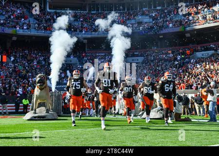 Cleveland, Ohio, USA. November 2023. 19. November 2023 der Eintritt des Cleveland Browns Pre-Game-Teams während der Pittsburgh Steelers vs Cleveland Browns in Cleveland, OH. Jake Mysliwczyk/AMG Media (Kreditbild: © Jake Mysliwczyk/BMR via ZUMA Press Wire) NUR ZUR REDAKTIONELLEN VERWENDUNG! Nicht für kommerzielle ZWECKE! Quelle: ZUMA Press, Inc./Alamy Live News Stockfoto