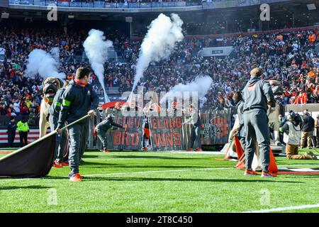 Cleveland, Ohio, USA. November 2023. 19. November 2023 der Eintritt des Cleveland Browns Pre-Game-Teams während der Pittsburgh Steelers vs Cleveland Browns in Cleveland, OH. Jake Mysliwczyk/AMG Media (Kreditbild: © Jake Mysliwczyk/BMR via ZUMA Press Wire) NUR ZUR REDAKTIONELLEN VERWENDUNG! Nicht für kommerzielle ZWECKE! Quelle: ZUMA Press, Inc./Alamy Live News Stockfoto