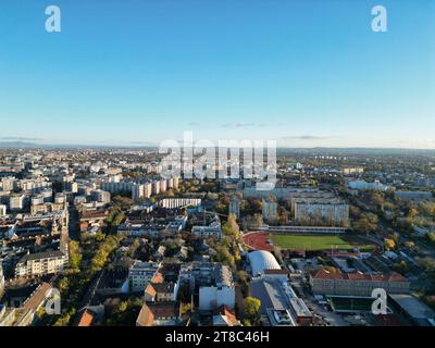 Eine atemberaubende Luftaufnahme einer geschäftigen Stadtlandschaft mit der Skyline unter dem blauen Himmel in Budapest Stockfoto