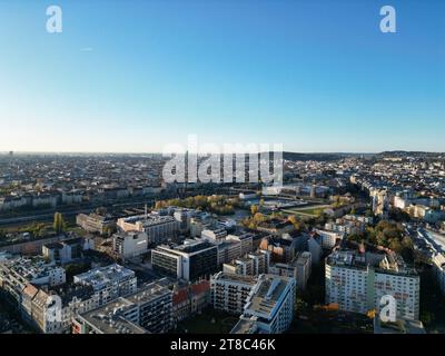 Eine atemberaubende Luftaufnahme einer geschäftigen Stadtlandschaft mit der Skyline unter dem blauen Himmel in Budapest Stockfoto