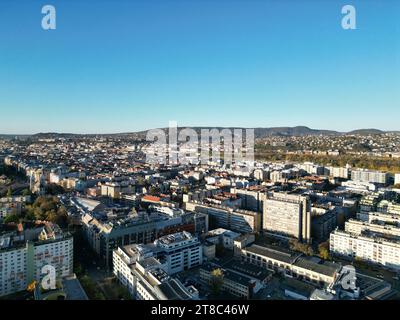 Eine atemberaubende Luftaufnahme einer geschäftigen Stadtlandschaft mit der Skyline unter dem blauen Himmel in Budapest Stockfoto