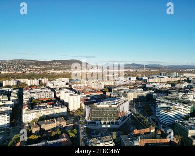 Eine atemberaubende Luftaufnahme einer geschäftigen Stadtlandschaft mit der Skyline unter dem blauen Himmel in Budapest Stockfoto