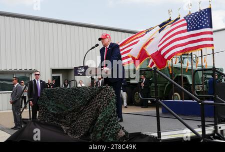 Edinburg, TX, USA. November 2023. Der ehemalige Präsident DONALD TRUMP kommt an der Grenze in Südtexas am South Texas International Airport in Edinburg an, als er mit dem Gouverneur von Texas einen Besuch abstattet und kurzzeitig den Staatstruppen dient, die bei der Operation Lone Star Border Security Anstrengung dienen. Quelle: ZUMA Press, Inc./Alamy Live News Stockfoto