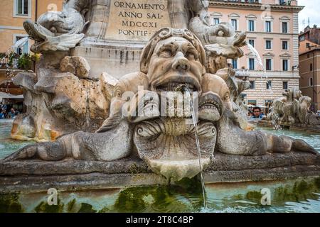 Bild eines Brunnens vor dem Pantheon, einem ehemaligen römischen Tempel in Rom Italien Stockfoto