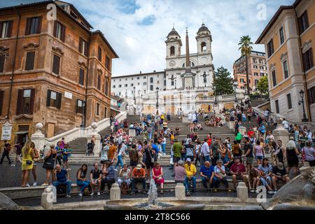 Viele Touristen an der Spanischen Treppe in Rom, Italien Stockfoto