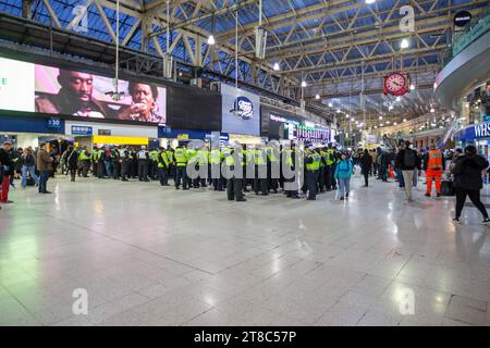 Waterloo Station London, Großbritannien. November 2023. Demonstranten inszenieren einen Sit-in in Waterloo Station in London, wo sie zu einem Waffenstillstand und dem Ende der Besetzung Palästinas aufrufen. Die Polizei vollstreckte eine Anordnung gemäß Abschnitt 14a des GESETZES ÜBER ÖFFENTLICHE ORDNUNG von 1986, die eine untreue Versammlung zur Zerstreuung der Versammlung verbietet. Abdullah Bailey/Alamy Live News Stockfoto