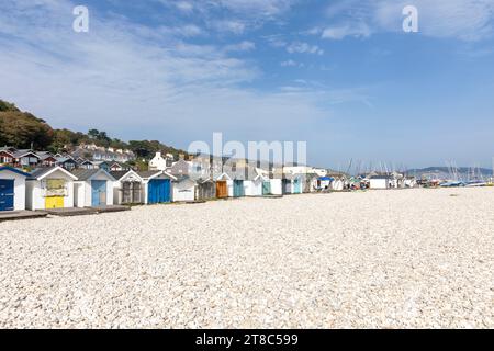 Lyme Regis Dorset England, farbenfrohe Strandhütten am Kieselsteinstrand Monmouth Beach, englische Küste, Großbritannien, 2023 Stockfoto