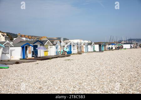 Lyme Regis Dorset England, farbenfrohe Strandhütten am Kieselsteinstrand Monmouth Beach, englische Küste, Großbritannien, 2023 Stockfoto