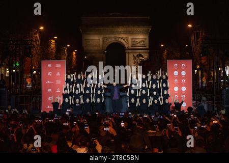 Paris, Frankreich. November 2023. Sadeck Berrabah und seine Tänzer nehmen am 19. November 2023 an den Champs-Elysées in Paris Teil. Foto: Aurore Marechal/ABACAPRESS.COM Credit: Abaca Press/Alamy Live News Stockfoto