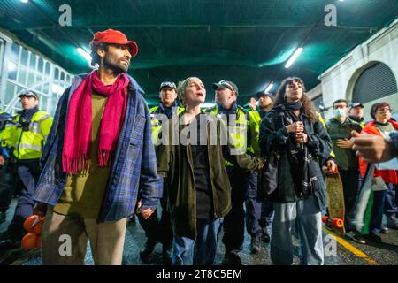 Waterloo Station London, Großbritannien. November 2023. Demonstranten inszenieren einen Sit-in in Waterloo Station in London, wo sie zu einem Waffenstillstand und dem Ende der Besetzung Palästinas aufrufen. Die Polizei vollstreckte eine Anordnung gemäß Abschnitt 14a des GESETZES ÜBER ÖFFENTLICHE ORDNUNG von 1986, die eine untreue Versammlung zur Zerstreuung der Versammlung verbietet. Abdullah Bailey/Alamy Live News Stockfoto