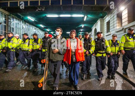 Waterloo Station London, Großbritannien. November 2023. Demonstranten inszenieren einen Sit-in in Waterloo Station in London, wo sie zu einem Waffenstillstand und dem Ende der Besetzung Palästinas aufrufen. Die Polizei vollstreckte eine Anordnung gemäß Abschnitt 14a des GESETZES ÜBER ÖFFENTLICHE ORDNUNG von 1986, die eine untreue Versammlung zur Zerstreuung der Versammlung verbietet. Abdullah Bailey/Alamy Live News Stockfoto