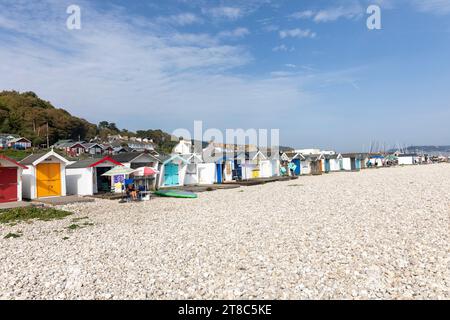 Lyme Regis Dorset England, farbenfrohe Strandhütten am Kieselsteinstrand Monmouth Beach, englische Küste, Großbritannien, 2023 Stockfoto