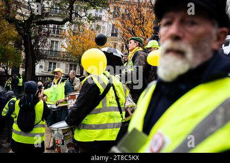 Paris, Frankreich. November 2023. Die Demonstranten der Gelbwesten versammeln sich während der Demonstration zum fünften Jahrestag der Bewegung am Place Franz Liszt. Rund 450 Menschen waren bei der Demonstration „Gilets Jaunes“ (Gelbwesten) zum fünften Jahrestag der Bewegung anwesend. Nach Angaben der Polizei wurden während des Protestes acht Demonstranten verhaftet.die Gelbweste-Bewegung wurde 2018 geboren, um Emmanuel Macrons Politik zu kritisieren. (Foto: Telmo Pinto/SOPA Images/SIPA USA) Credit: SIPA USA/Alamy Live News Stockfoto