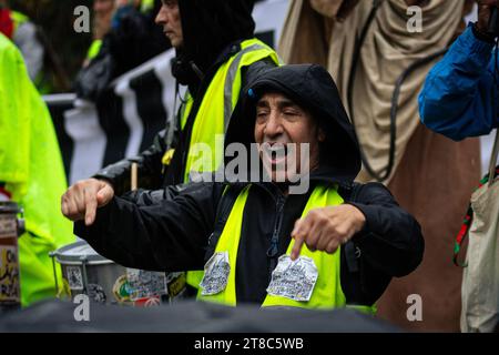 Paris, Frankreich. November 2023. Ein Demonstrant der Gelbweste sah während der Demonstration zum fünften Jahrestag der Bewegung Slogans singen. Rund 450 Menschen waren bei der Demonstration „Gilets Jaunes“ (Gelbwesten) zum fünften Jahrestag der Bewegung anwesend. Nach Angaben der Polizei wurden während des Protestes acht Demonstranten verhaftet.die Gelbweste-Bewegung wurde 2018 geboren, um Emmanuel Macrons Politik zu kritisieren. (Foto: Telmo Pinto/SOPA Images/SIPA USA) Credit: SIPA USA/Alamy Live News Stockfoto