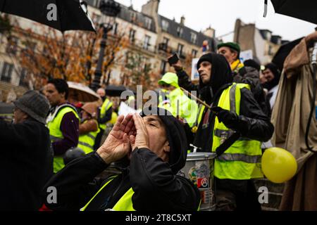 Paris, Frankreich. November 2023. Während der Demonstration zum fünften Jahrestag der Bewegung sahen Demonstranten der Gelbwesten Slogans singen. Rund 450 Menschen waren bei der Demonstration „Gilets Jaunes“ (Gelbwesten) zum fünften Jahrestag der Bewegung anwesend. Nach Angaben der Polizei wurden während des Protestes acht Demonstranten verhaftet.die Gelbweste-Bewegung wurde 2018 geboren, um Emmanuel Macrons Politik zu kritisieren. (Foto: Telmo Pinto/SOPA Images/SIPA USA) Credit: SIPA USA/Alamy Live News Stockfoto