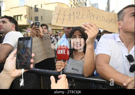 Buenos Aires, Argentinien. November 2023. Anhänger des rechtskonservativen Präsidentschaftskandidaten Milei warten nach der Stichwahl auf die Wahlergebnisse. Quelle: Igor Wagner/dpa/Alamy Live News Stockfoto