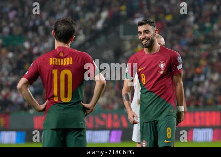 Lissabon, Portugal. November 2023. Bernardo Silva (L) und Bruno Fernandes aus Portugal (R) im Einsatz während des Fußballspiels der UEFA-Europameisterschaft J zwischen Portugal und Island bei Est‡dio da Luz. Endpunktzahl: Portugal 2:0 Island Credit: SOPA Images Limited/Alamy Live News Stockfoto