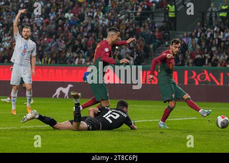 Lissabon, Portugal. November 2023. Sverri Ingason (L), Hakon Raft Valdimarsson aus Island (C), Cristiano Ronaldo (C) und Ricardo Horta aus Portugal (R) im Einsatz während des Fußballspiels der UEFA-Qualifikationsgruppe J zwischen Portugal und Island bei Est‡dio da Luz. Endpunktzahl: Portugal 2:0 Island Credit: SOPA Images Limited/Alamy Live News Stockfoto