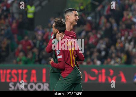 Lissabon, Portugal. November 2023. Ricardo Horta (L) und Cristiano Ronaldo aus Portugal (R) feiern ihr zweites Tor während des Fußballspiels der UEFA-Qualifikationsgruppe J zwischen Portugal und Island im Est‡dio da Luz. Endpunktzahl: Portugal 2:0 Island Credit: SOPA Images Limited/Alamy Live News Stockfoto