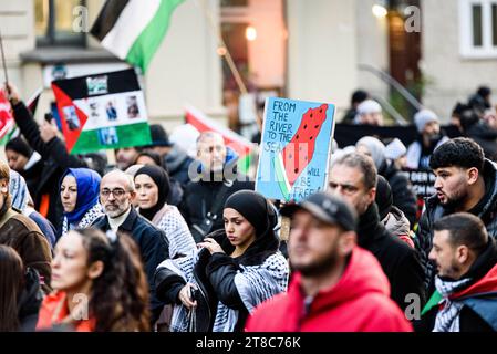 Pro-Palästinensische Demo in Berlin ca. 4000 Menschen nahmen am 18.11.2023 an einer Pro-Palästinensischen Demo Teil, zu der unter anderem der in islamistischen Kreisen sich bewegende Influenzer Serhat Sisik aka. Aggressionsprobleme aufgerufen hat und an deren Ende Jürgen Todenhöfer eine Rede hält. Unter dem Motto für den Frieden. Gegen den Hass. Liefen die Teilnehmer vom Invalidenpark bis kurz vor dem Großen Stern. Neben Freiheit für Palästina, Freiheit für Gaza, gab es auch Rufe wie Deutschland finanziert, Israel bombardiert und Stoppt den Völkermord. Insgesamter Krieg die Stimmung sehr Pressefe Stockfoto