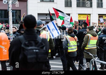 Pro-Palästinensische Demo in Berlin ca. 4000 Menschen nahmen am 18.11.2023 an einer Pro-Palästinensischen Demo Teil, zu der unter anderem der in islamistischen Kreisen sich bewegende Influenzer Serhat Sisik aka. Aggressionsprobleme aufgerufen hat und an deren Ende Jürgen Todenhöfer eine Rede hält. Unter dem Motto für den Frieden. Gegen den Hass. Liefen die Teilnehmer vom Invalidenpark bis kurz vor dem Großen Stern. Neben Freiheit für Palästina, Freiheit für Gaza, gab es auch Rufe wie Deutschland finanziert, Israel bombardiert und Stoppt den Völkermord. Insgesamter Krieg die Stimmung sehr Pressefe Stockfoto