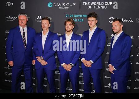 Malaga, Malaga, Spanien. November 2023. Team Tschechische Republik, u.a. Jiri Lehecka (CZE), Tomas Machac (CZE), Jakub Mensik (CZE), Adam Pavlasek (CZE), Jaroslav Navratil (CZE) - Captain Teamphoto während des Davis Cup Finals in Malaga in der Arena of Unicaja (Credit Image: © Mathias Schulz/ZUMA Press Wire) NUR REDAKTIONELLE VERWENDUNG! Nicht für kommerzielle ZWECKE! Stockfoto