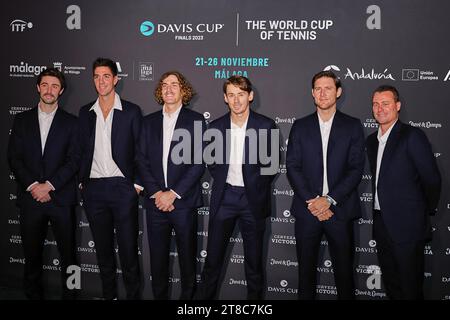 Malaga, Malaga, Spanien. November 2023. Team Australia, u.a. Alex de Minaur (aus), Max Purcell (aus), Jordan Thompson (aus), Thanasi Kokkinakis (aus), Matthew Ebden (aus), Lleyton Hewitt (aus) - Captain Teamphoto während des Davis Cup Finals in Malaga in der Arena of Unicaja (Bild: © Mathias Schulz/ZUMA Press Wire) NUR REDAKTIONELLE VERWENDUNG! Nicht für kommerzielle ZWECKE! Stockfoto