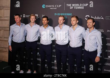 Malaga, Malaga, Spanien. November 2023. Team Niederlande, u.a. Tallon Griekspoor (NED), Botic van de Zandschulp (NED), Gijs Brouwer (NED), Wesley Koolhof (NED), Jean-Julien Rojer (NED), Paul Haarhuis (NED) - Captain Teamphoto während des Davis Cup Finals in Malaga in der Arena of Unicaja (Credit Image: © Mathias Schulz/ZUMA Press Wire) NUR REDAKTIONELLE VERWENDUNG! Nicht für kommerzielle ZWECKE! Stockfoto