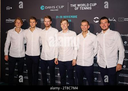 Malaga, Malaga, Spanien. November 2023. Team Finnland, u.a. Emil Ruusuvuori (FIN), Otto Virtanen (FIN), Patrick Kaukovalta (FIN), Harri HeliÃ¶vaara (FIN), Patrik Niklas-Salminen (FIN), Jarkko Nieminen (FIN) - Captain Teamphoto während des Davis Cup Finals in Malaga in der Arena of Unicaja (Kreditbild: © Mathias Schulz/ZUMA Press Wire) NUR REDAKTIONELLE VERWENDUNG! Nicht für kommerzielle ZWECKE! Stockfoto