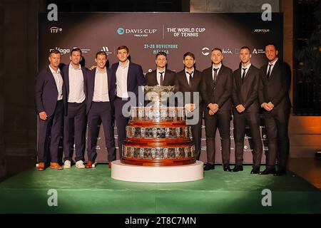 Malaga, Malaga, Spanien. November 2023. Team Großbritannien und Team Serbien u. a., Cameron Norrie (GBR), Jack Draper (GBR), Neal Skupski (GBR), Joe Salisbury (GBR), Leon Smith (GBR) – Kapitän, Laslo Djere (SRB), Dusan Lajovic (SRB), Miomir Kecmanovic (SRB), Hamad Medjedovic (SRB), Viktor Troicki (SRB) Teamphoto während des Davis Cup Finals in Malaga in der Arena of Unicaja (Kreditbild: © Mathias Schulz/ZUMA Press Wire) NUR REDAKTIONELLE VERWENDUNG! Nicht für kommerzielle ZWECKE! Stockfoto