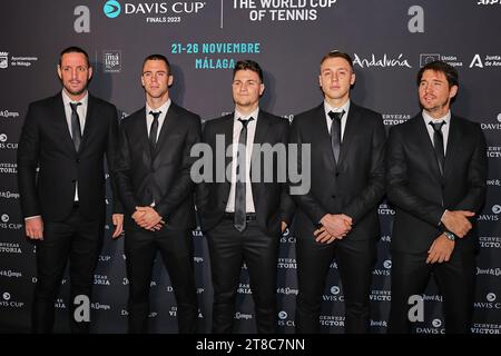 Malaga, Malaga, Spanien. November 2023. Team Serbien, u.a. Laslo Djere (SRB), Dusan Lajovic (SRB), Miomir Kecmanovic (SRB), Hamad Medjedovic (SRB), Viktor Troicki (SRB) Teamphoto während des Davis Cup Finals in Malaga in der Arena of Unicaja (Credit Image: © Mathias Schulz/ZUMA Press Wire) NUR REDAKTIONELLE VERWENDUNG! Nicht für kommerzielle ZWECKE! Stockfoto