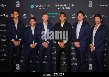 Malaga, Malaga, Spanien. November 2023. Team Canada, u.a. Felix Auger-Aliassime (CAN), Milos Raonic (CAN), Vasek Pospisil (CAN), Gabriel Diallo (CAN), Alexis Galarneau (CAN), Frank Dancevic (CAN) - Captain Teamphoto während des Davis Cup Finals in Malaga in der Arena of Unicaja (Kreditbild: © Mathias Schulz/ZUMA Press Wire) NUR REDAKTIONELLE VERWENDUNG! Nicht für kommerzielle ZWECKE! Stockfoto