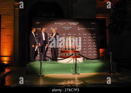 Malaga, Malaga, Spanien. November 2023. U.a. Feliciano Lopez (ESP) - Turnierdirektor, Francisco de la Torre (ESP) - Bürgermeister von Malaga während des Davis Cup Finals in Malaga in der Arena of Unicaja (Credit Image: © Mathias Schulz/ZUMA Press Wire) NUR REDAKTIONELLE VERWENDUNG! Nicht für kommerzielle ZWECKE! Stockfoto