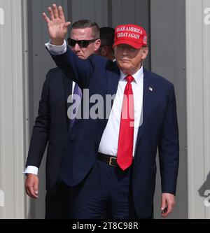 Edinburg, TX, USA. November 2023. Der ehemalige Präsident DONALD TRUMP verabschiedet sich von der Menge, die sich am South Texas International Airport in Edinburg am Edinburg Airport am Sonntag, 19. November 2023 in Edinburg, Texas, versammelt hat. Poolfoto von Delcia Lopez. (Kreditbild: © Delcia Lopez via ZUMA Press Wire) NUR REDAKTIONELLE VERWENDUNG! Nicht für kommerzielle ZWECKE! Stockfoto