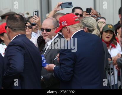 Edinburg, TX, USA. November 2023. Der ehemalige Präsident DONALD TRUMP unterzeichnet eine Kappe für einen Unterstützer am South Texas International Airport in Edinburg, Texas. Quelle: ZUMA Press, Inc./Alamy Live News Stockfoto