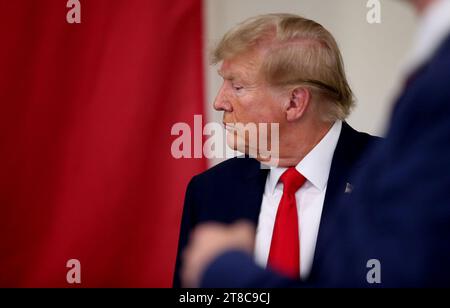 Edinburg, TX, USA. November 2023. Ehemaliger Präsident DONALD TRUMP während eines Mittagessens für Staatstruppen am South Texas International Airport in Edinburg, 19. November 2023 in Edinburg, Texas. Quelle: ZUMA Press, Inc./Alamy Live News Stockfoto