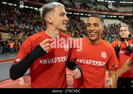 Brüssel, Belgien November 2023. Alexis Saelemaekers aus Belgien und Youri Tielemans aus Belgien feiern die Qualifikation für die EURO 2024 während des Gruppenspiels der UEFA-Europameisterschaft 2024 zwischen Belgien und Aserbaidschan im King Baudouin Stadium in Brüssel, Belgien am 19. November 2023 (Foto: Andrew SURMA/ Credit: SIPA USA/Alamy Live News) Stockfoto