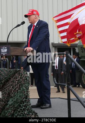 Edinburg, TX, USA. November 2023. Der ehemalige Präsident DONALD TRUMP auf der Bühne spricht über die Menge am South Texas International Airport in Edinburg. Texas. Quelle: ZUMA Press, Inc./Alamy Live News Stockfoto