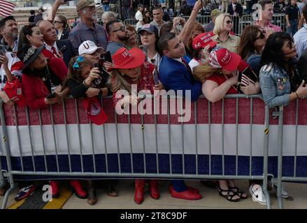 Edinburg, TX, USA. November 2023. Die Menge erwartet den ehemaligen Präsidenten DONALD TRUMP (nicht gezeigt) am South Texas International Airport in Edinburg Sonntag, 19. November 2023 in Edinburg, Texas. Quelle: ZUMA Press, Inc./Alamy Live News Stockfoto