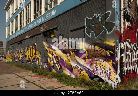 AMSTERDAM, NIEDERLANDE - 9. September 2023: STRAAT, das Museum für Straßenkunst und Graffiti, zeigt mehr als 180 Kunstwerke von 170 Künstlern. Stockfoto