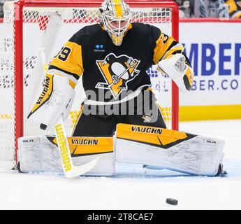 Pittsburgh, Usa. November 2023. Alex Nedeljkovic (39), Torhüter der Pittsburgh Penguins, löst den Puck während der ersten Periode gegen die Vegas Golden Knights in der PPG Paints Arena in Pittsburgh am Sonntag, den 19. November 2023 aus dem Tor. Foto von Archie Carpenter/UPI. Quelle: UPI/Alamy Live News Stockfoto