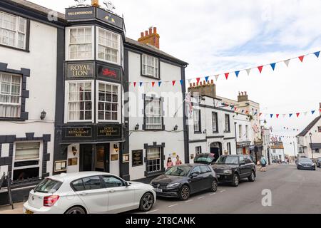 Lyme Regis Stadtzentrum Geschäfte auf der Broad Street und Royal Lion Public House, Dorset, England, Großbritannien Stockfoto