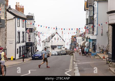 Lyme Regis Stadtzentrum Geschäfte auf der Broad Street und Royal Lion Public House, Dorset, England, Großbritannien Stockfoto