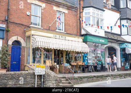 Lyme Regis Stadtzentrum mit unabhängigen Geschäften an der Broad Street, Dorset, England, UK, 2023 Stockfoto